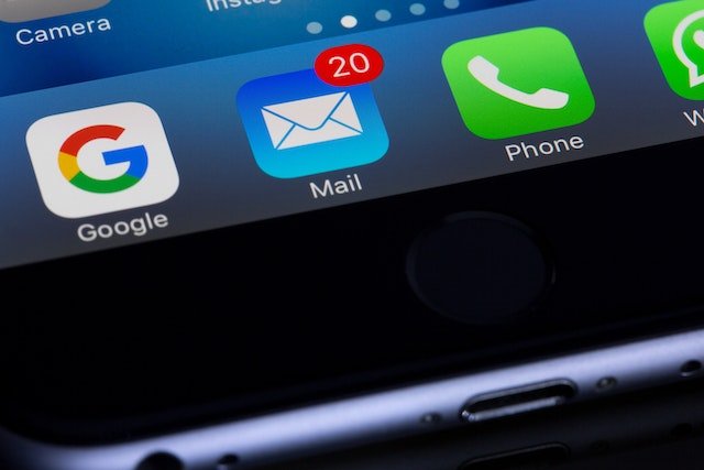 Email app symbol with a red notification badge that reads