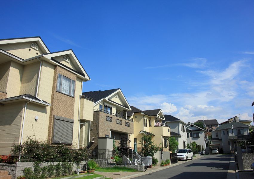 small-street-with-many-houses
